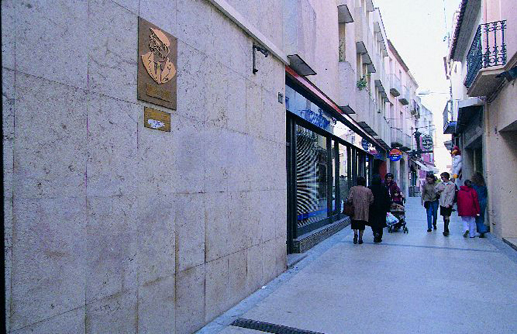 Placa de Josep Pla, al Carrer Estret (Foto: Jordi Gallego)
