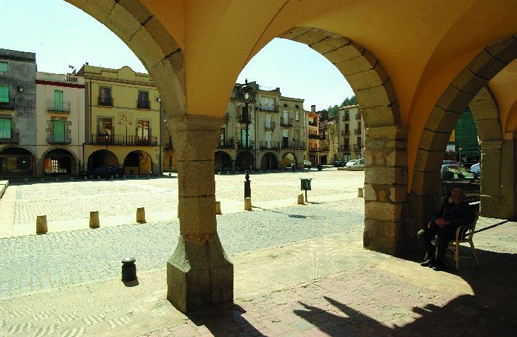 La pla&ccedil;a d'Amer (Foto: Josep Segur)
