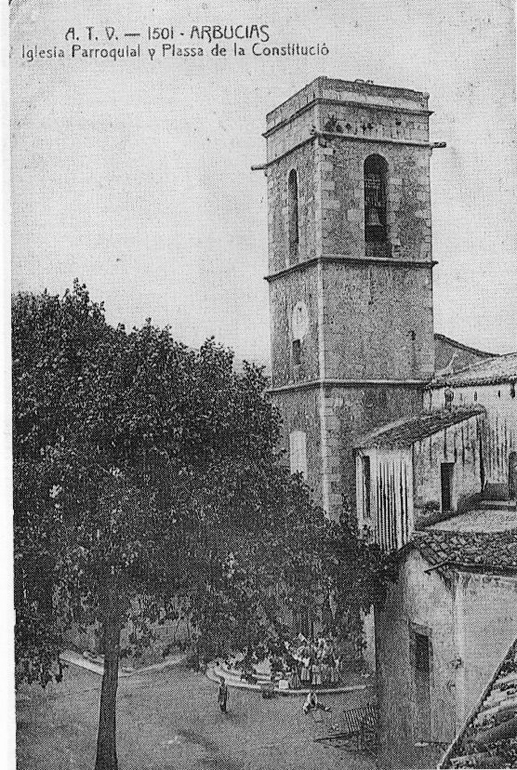 L'Esgl&eacute;sia d'Arb&uacute;cies i l'arbre de la Pla&ccedil;a