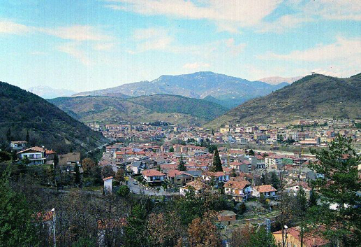 Ripoll amb el fons de Sant Amand (Foto: Miquel Par&eacute;s)