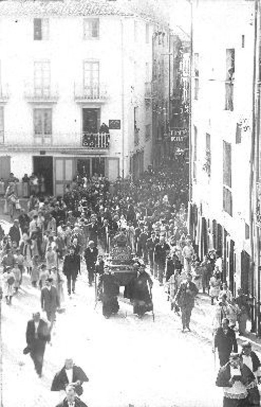 La process&oacute; de Sant Eudald al carrer de Sant Pere, a comen&ccedil;ament del segle XX.
