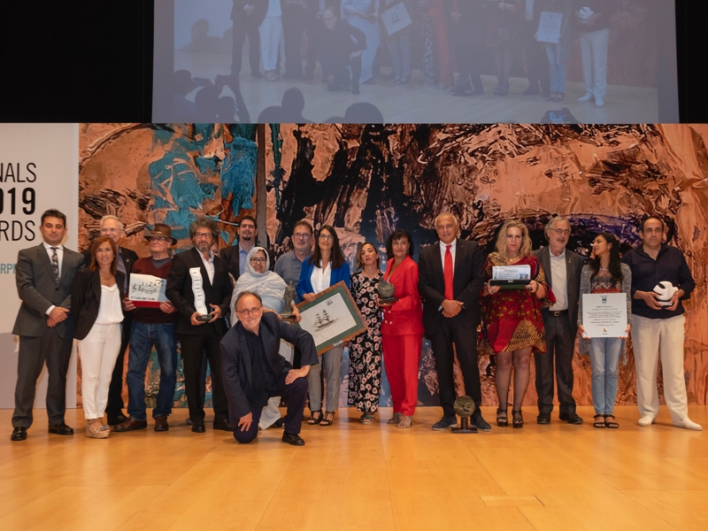 Foto : Pau Presas, president accidental de la Diputació de Girona, ha entregat el Liberpress a la periodista Lisa Lovatt-Smith<br>