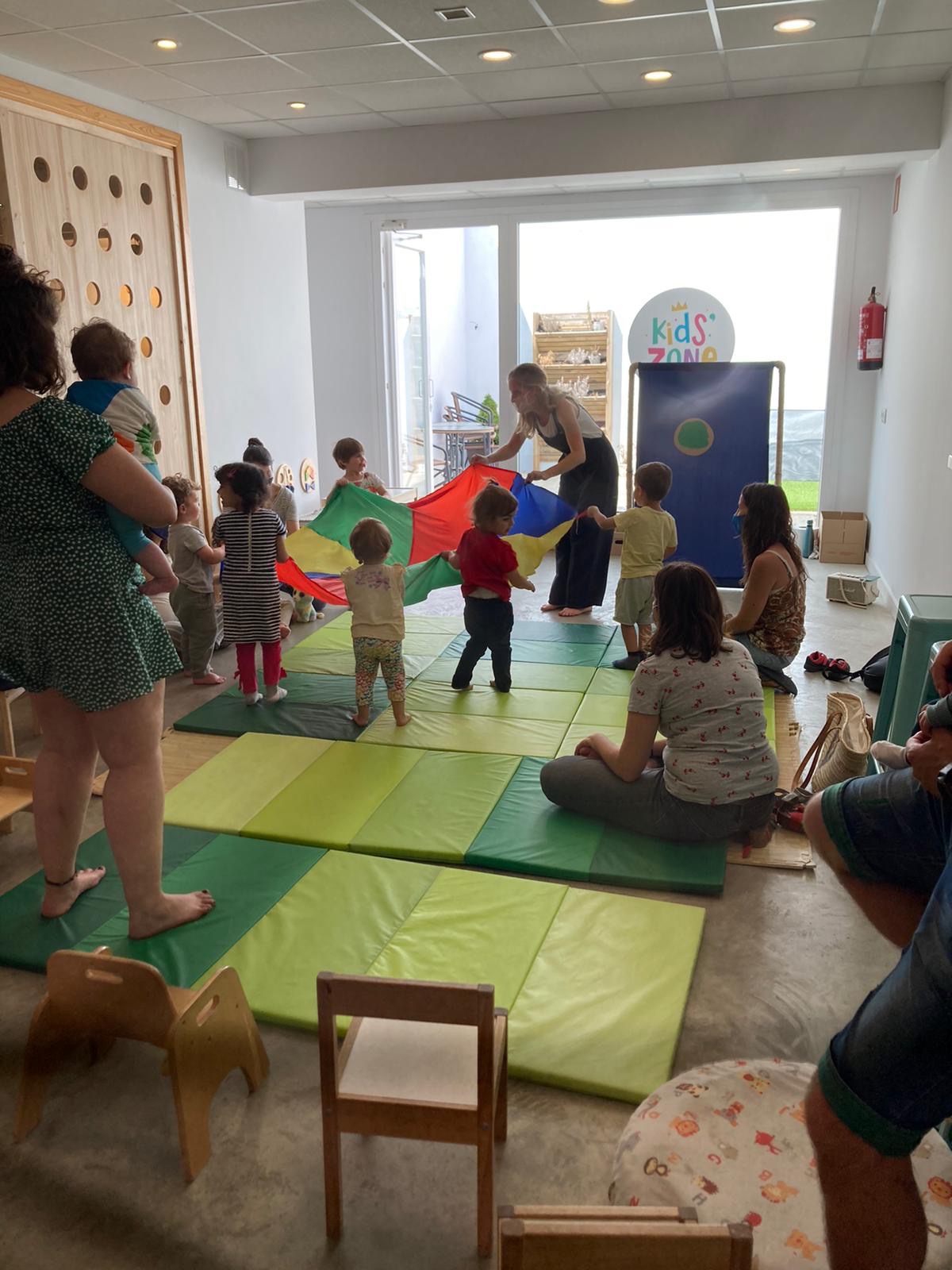 Creixent amb Art -Taller d'expressió corporal en família (per a nadons)