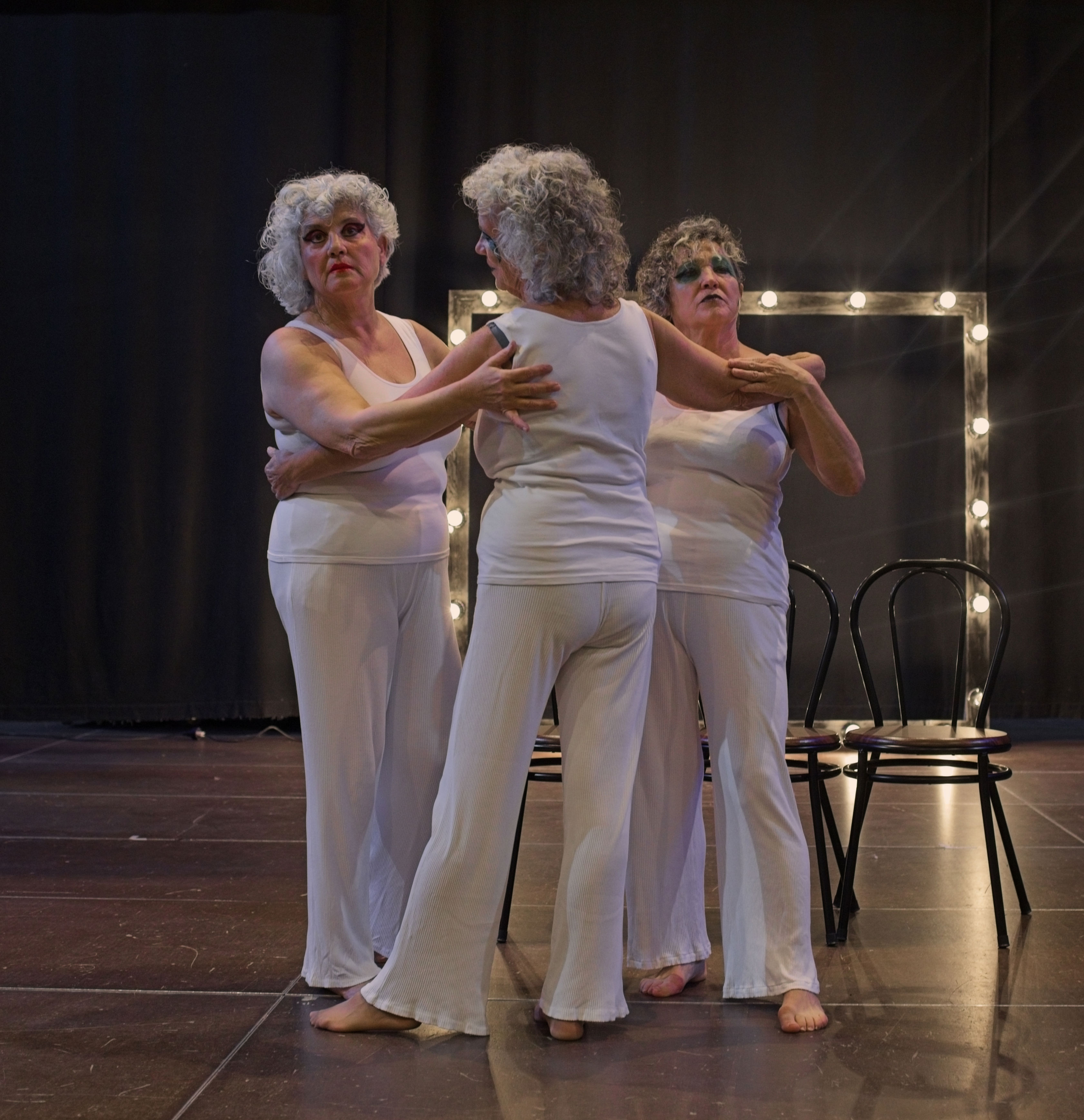 Increixendo, Grup de Teatre-Senzillament, nua
