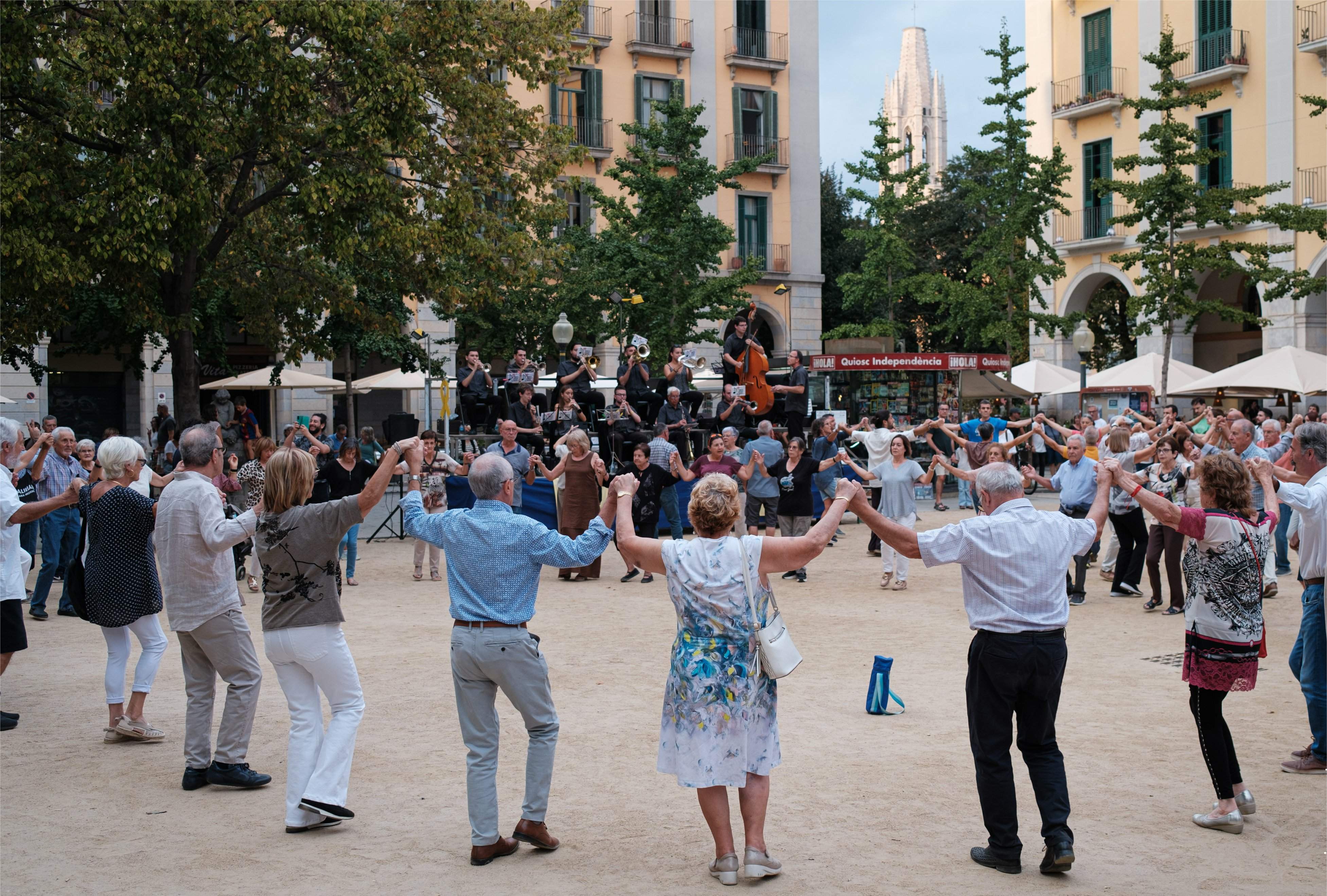 Cobla La Principal de Banyoles-Audicions de sardanes, oficis, cercaviles i balls vuitcentistes