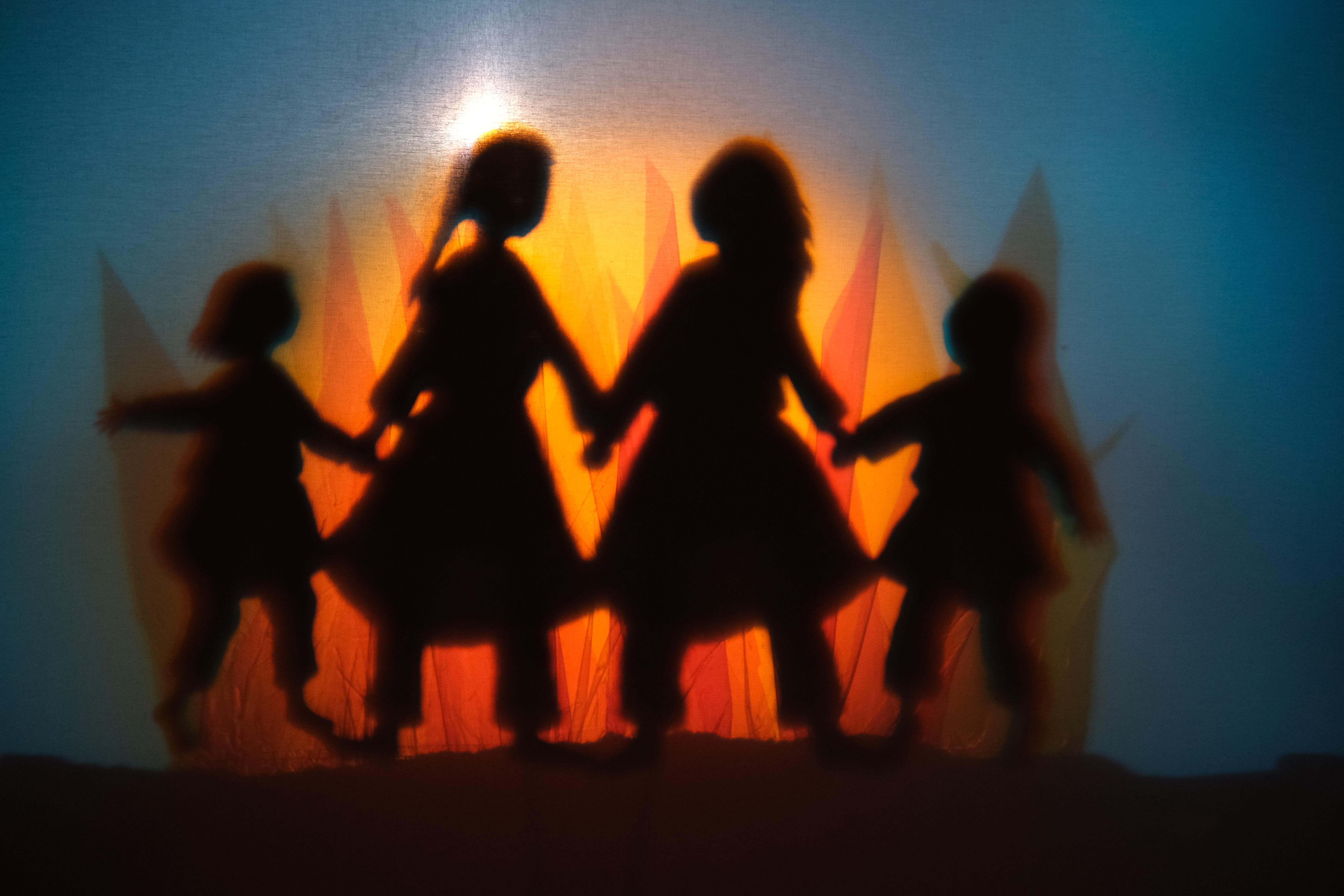 Animamundi Teatre d'Ombres-Agafa el foc i corre