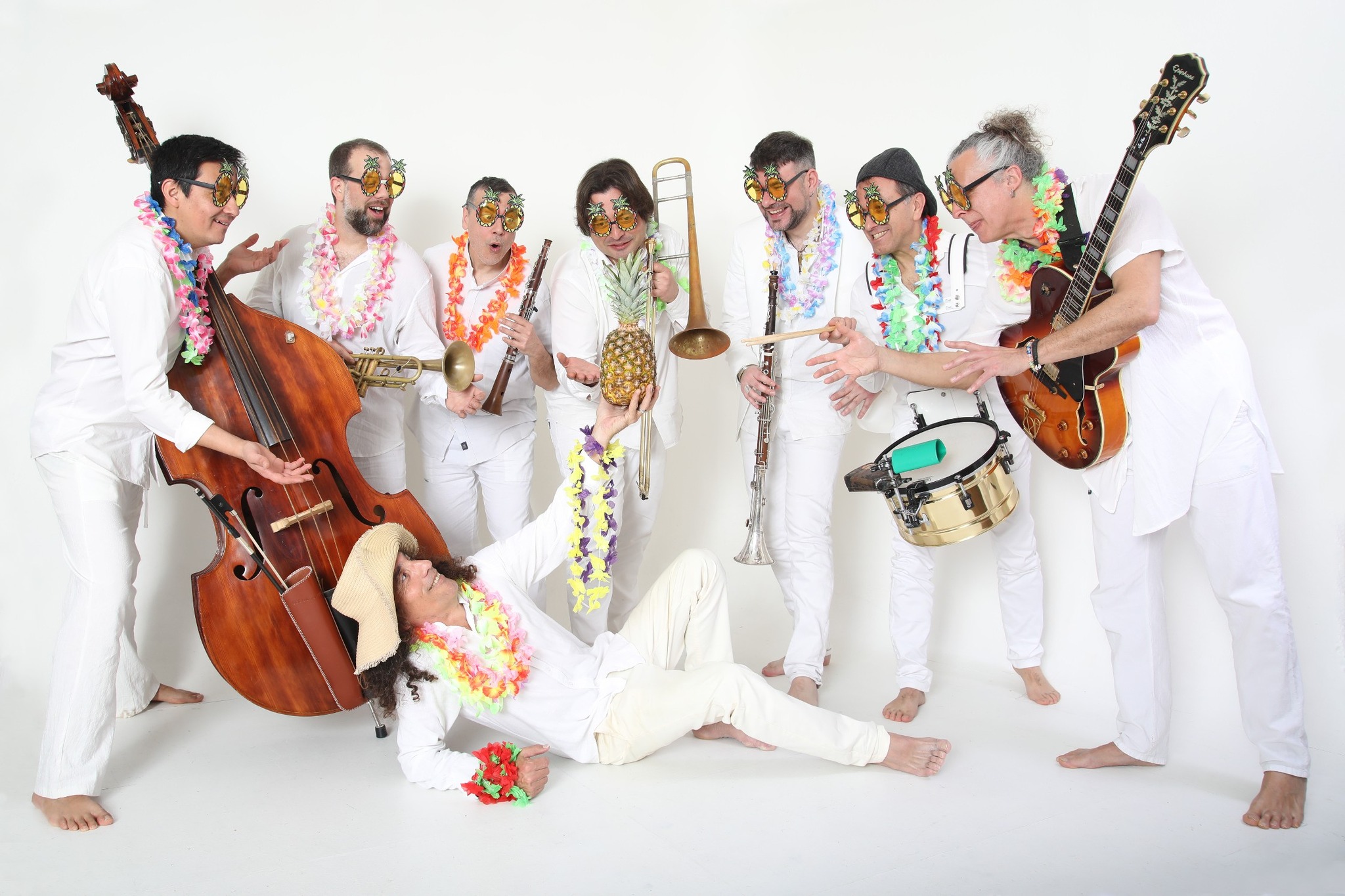 Coblatropic-Coblatropic, espectacle itinerant: cúmbia, festa i ritme tropical amb so de cobla