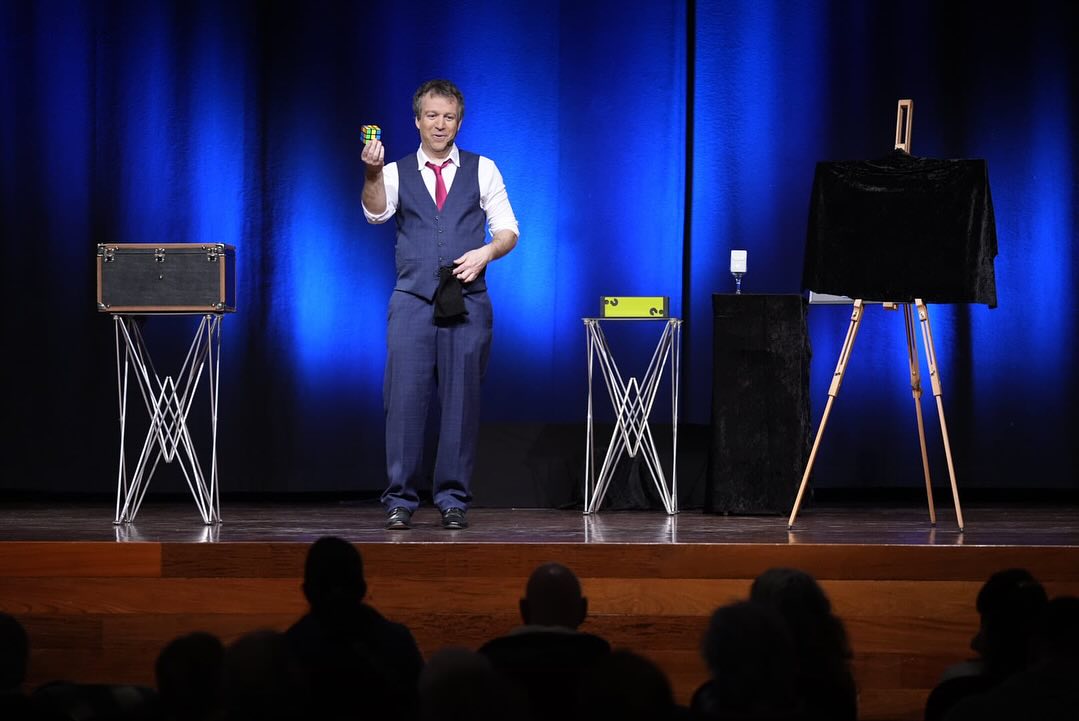 Eduard Juanola, Màgia i Il·lusions-Que curiós!