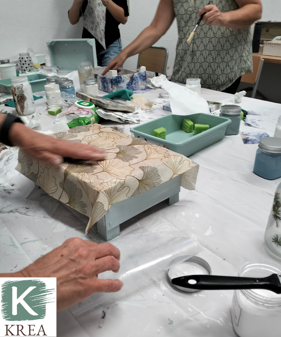 Krea-kreatiu-Taller de découpage de fusta o vidre per a adults