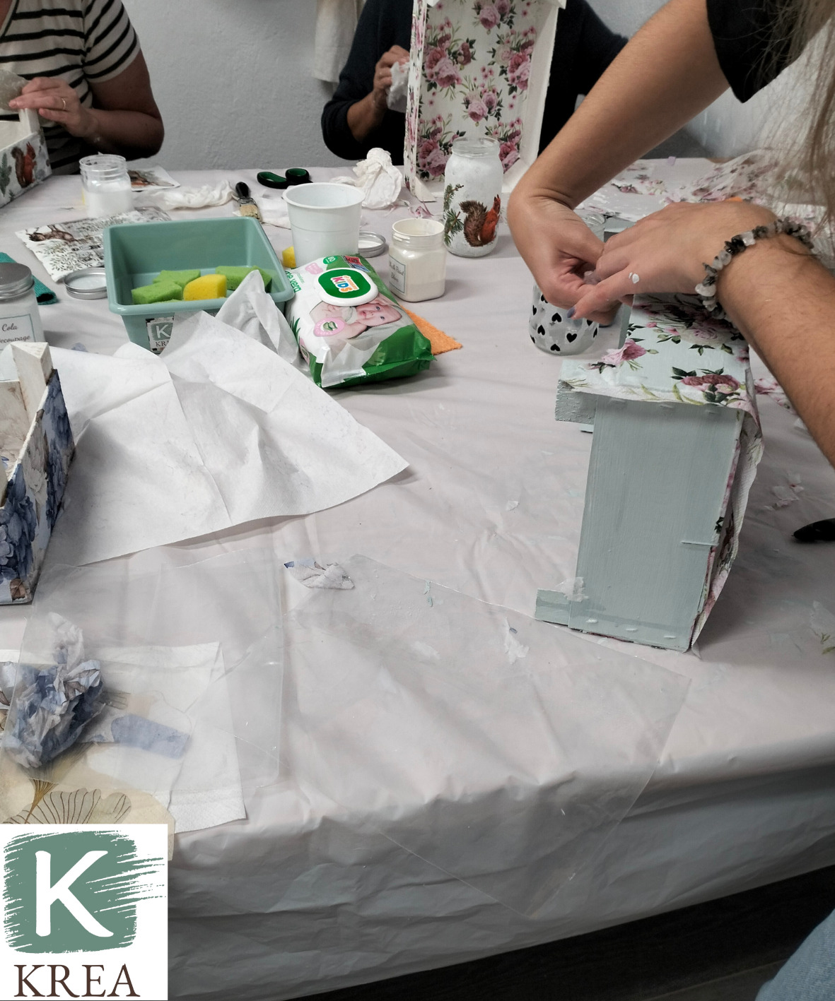 Krea-kreatiu-Taller de découpage de fusta o vidre per a adults