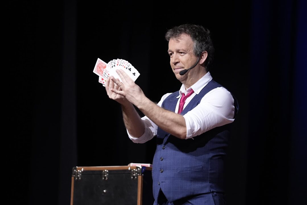 Eduard Juanola, Màgia i Il·lusions-Que curiós!