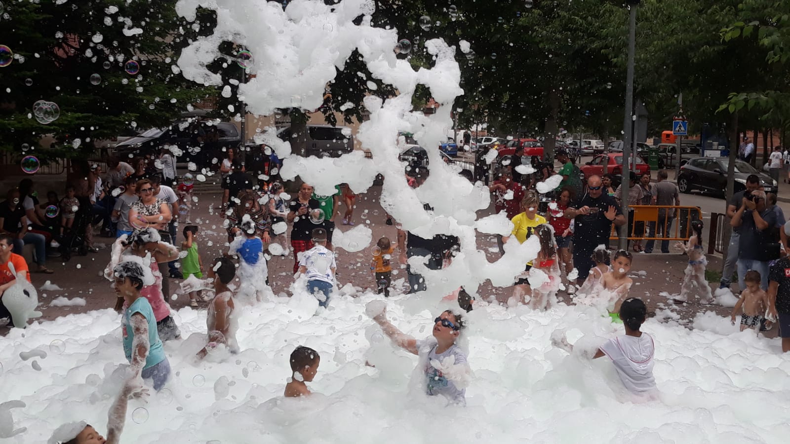 Associació Juvenil Salsa Jove-Festa de l'espuma