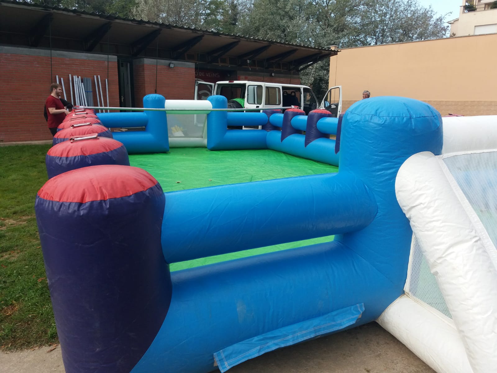 Associació Juvenil Salsa Jove-Inflables esportius 