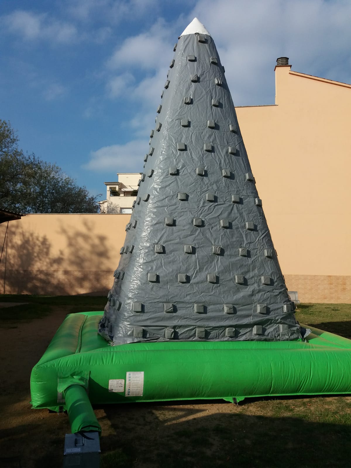 Associació Juvenil Salsa Jove-Inflables esportius 