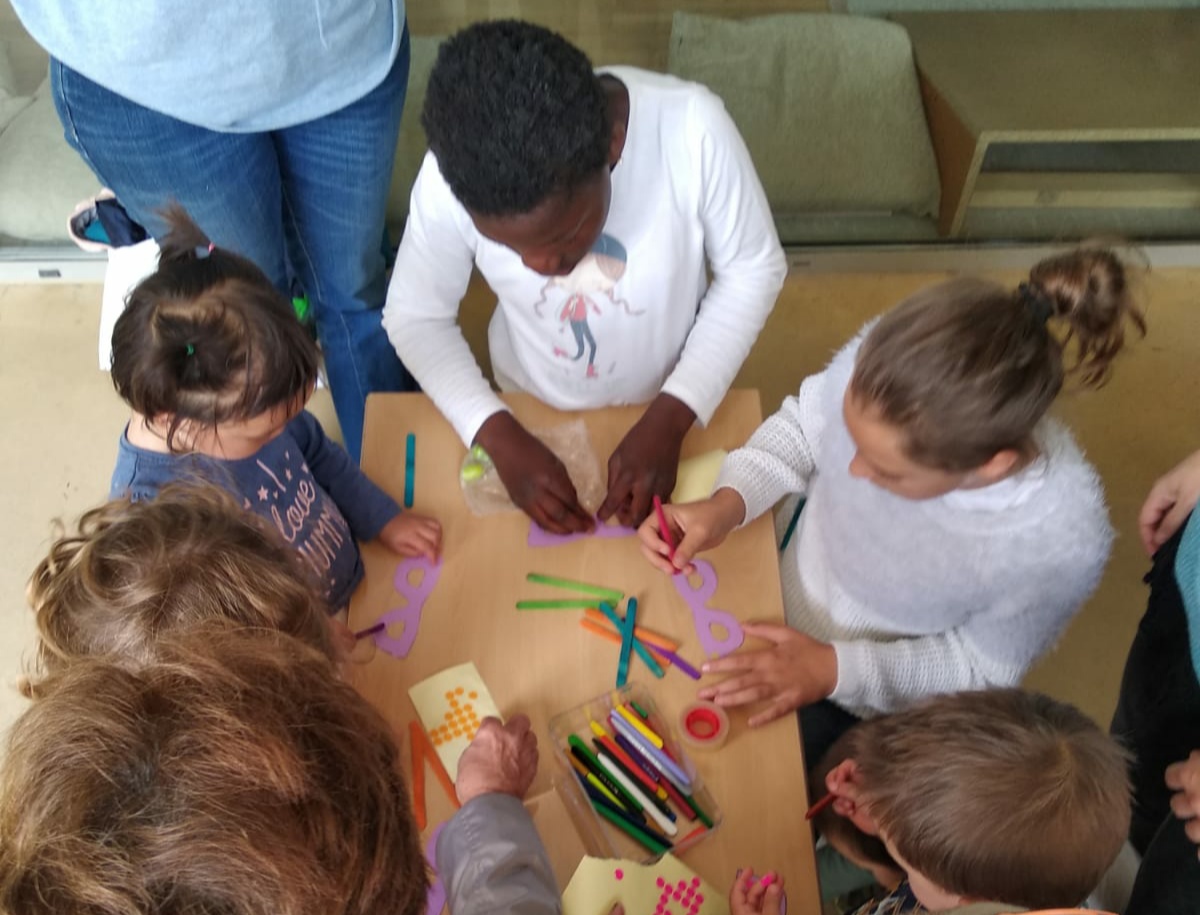 Capgiralla Contes-Construïm les ulleres liles de la igualtat!