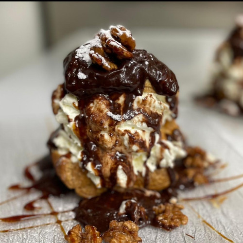 Dau de pasta de full amb nata, xocolata calenta, nous i caramel.