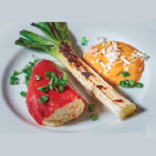 Calçot, pebrot del piquillo farcit de bacallà i salsa de calçot