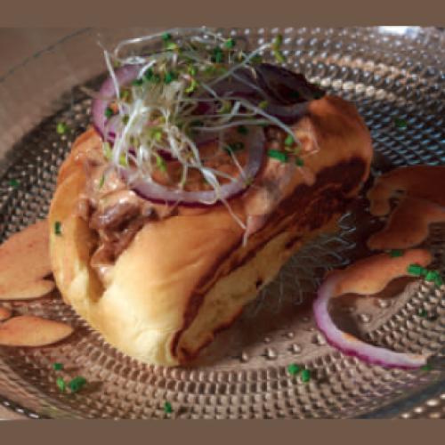 "PORKKIMCHI" mini brioix de galta rostida amb maionesa de kimchi i ceba vermella