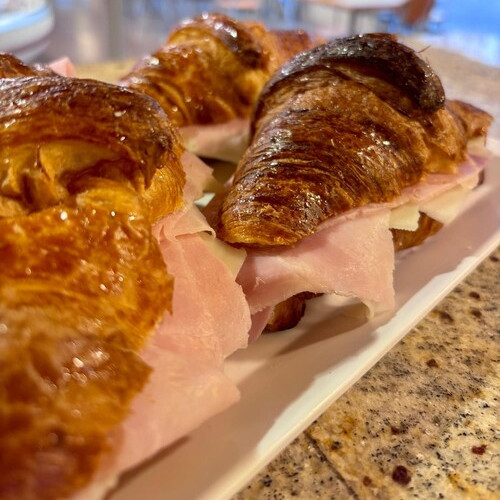 Croissants planxats de pernil dolç i formatge