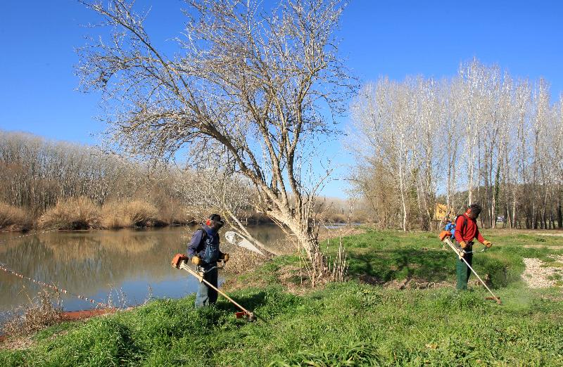 Foto : "la Caixa" i la Diputació de Girona contribueixen a la inserció de 73 persones en risc d'exclusió social
