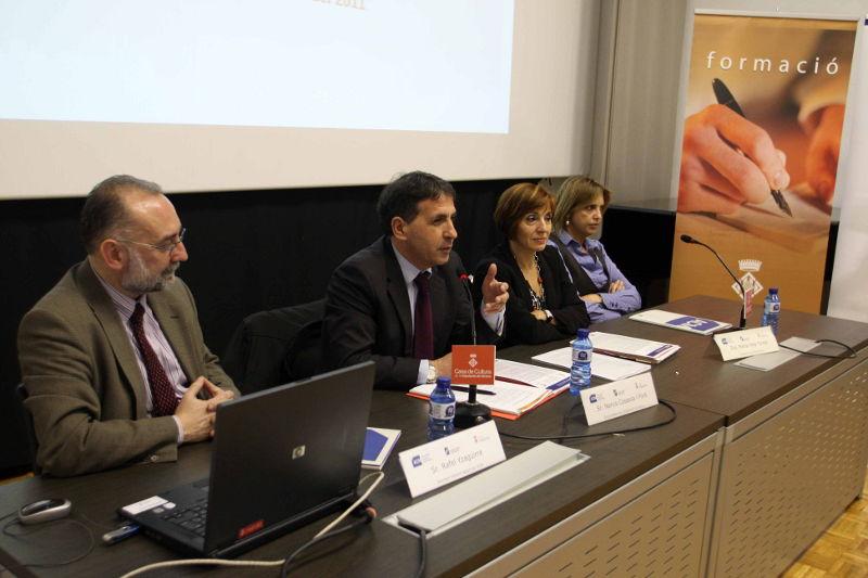Foto : D'esquerra a dreta: Rafael Yzaguire, secretari general adjunt de l'Associació Catalana de Municipis; Narcís Casassa, vic