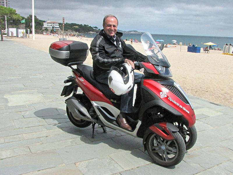 Foto : El president d ela Diputaci&oacute;, Joan Giraut, amb la nova unitat m&ograve;bil. Foto: Diputaci&oacute; de Girona.<