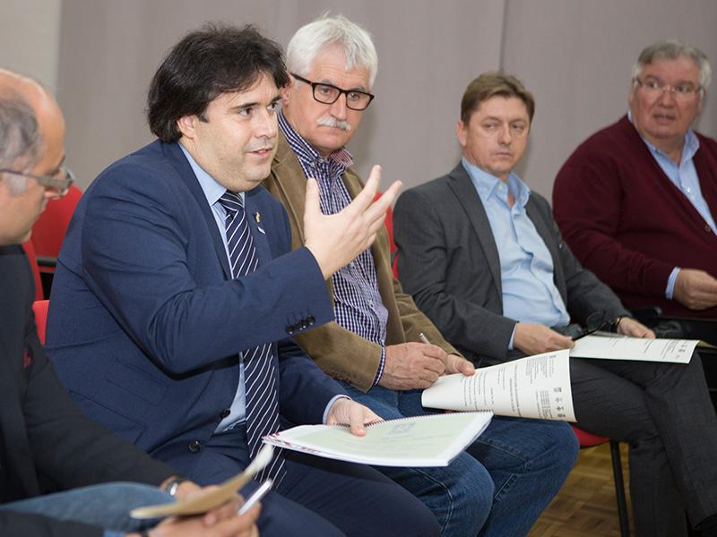 Foto : Pere Vila es reuneix amb els impulsors del projecte &laquo;Rimavisi&raquo;, que  preveu la creaci&oacute; d'un carril