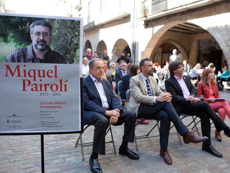 Foto 1: Una seixantena de lectors espontanis homenatgen l&rsquo;escriptor i periodista Miquel Pairol&iacute; en una lectura p