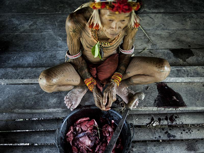 Foto : Fotografia de l'exposici&oacute; Mentawai, progr&eacute;s o retroc&eacute;s?. Marina Calahorra.