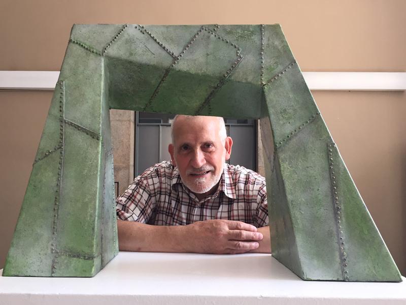 Foto : Cinc escultures dedicades al món del teatre, de Manel Palahí, engalanen la Casa de Cultura durant el FITAG
