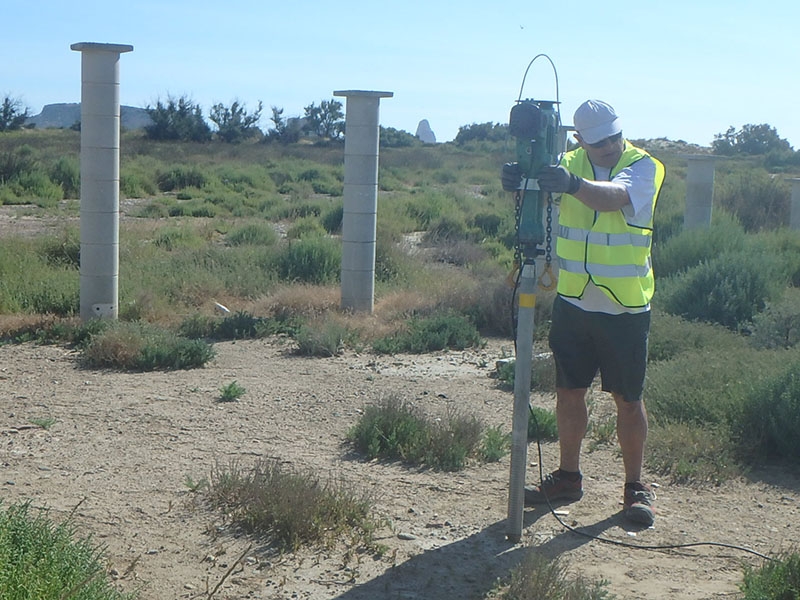 Foto 2 : Instal·len aparells per mesurar les variacions del nivell de les aigües subterrànies al Baix Ter
