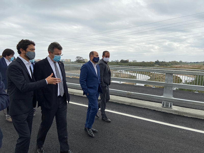 Foto 2: Miquel Noguer assisteix a la posada en servei del nou pont sobre la Tordera que connecta Blanes i Malgrat de Mar