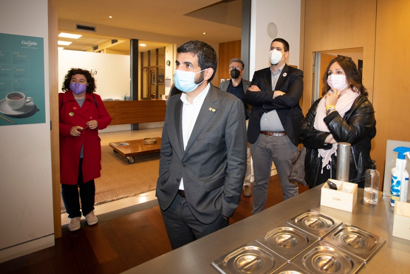Foto 5: El vicepresident primer de la Diputació, Pau Presas, coneix el projecte formatiu de Cafès Cornellà en la visita a l'e