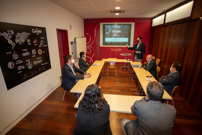 Foto 2: El vicepresident primer de la Diputació, Pau Presas, coneix el projecte formatiu de Cafès Cornellà en la visita a l'e