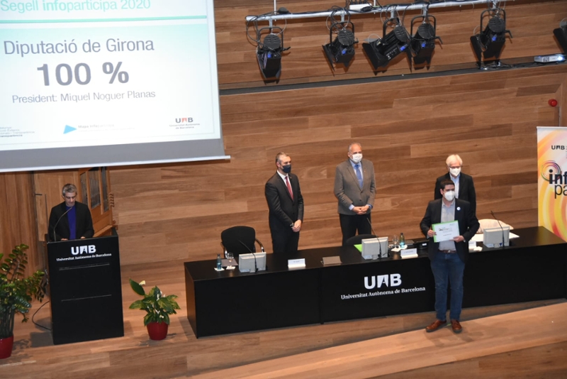Foto : Pau Presas recull el certificat que torna a distingir la Diputació amb el cent per cent de transparència en el segell
