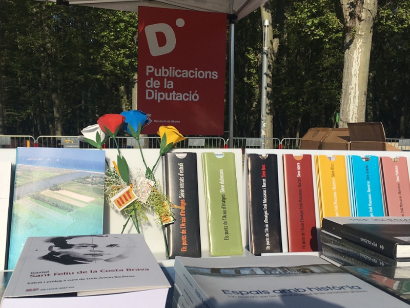 Foto : La Diputació participa a la fira de Sant Jordi a Girona amb una parada amb les seves publicacions