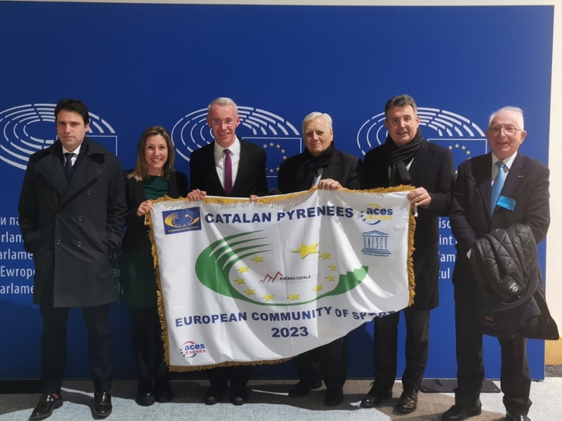 Foto : El Pirineu català rep a Brussel·les la bandera que l'acredita com a Comunitat Europea de l'Esport 2023

