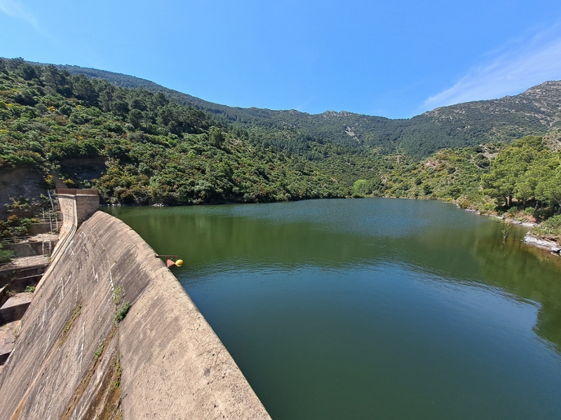 Foto : L'embassament amb presa de Portbou.