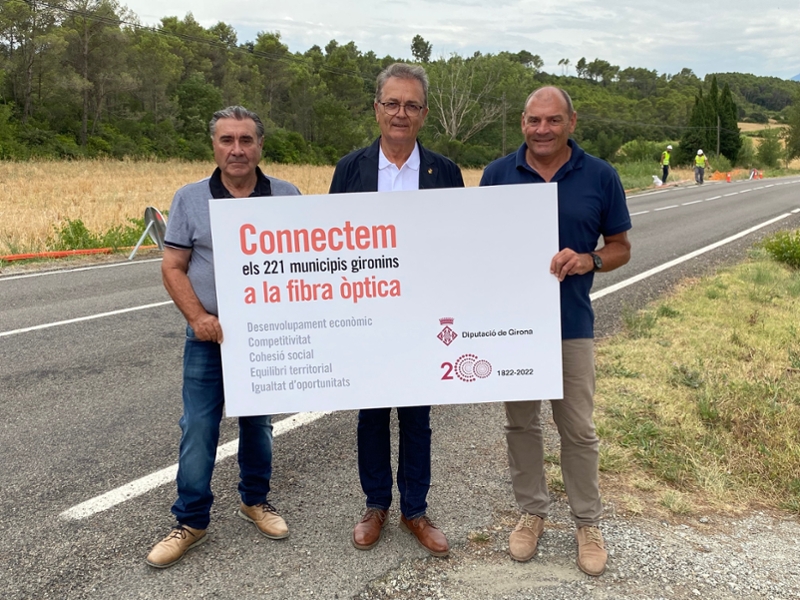 Foto 1: D'esquerra a dreta, l'alcalde de Terrades, Isidre Felip; el diputat de Xarxa Viària, Jordi Xargay, i l'alcalde de Llers,