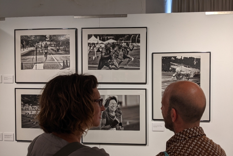 Foto 3: Inauguració de l'exposició «A qui dius vell? Fotografies de David Burnett»