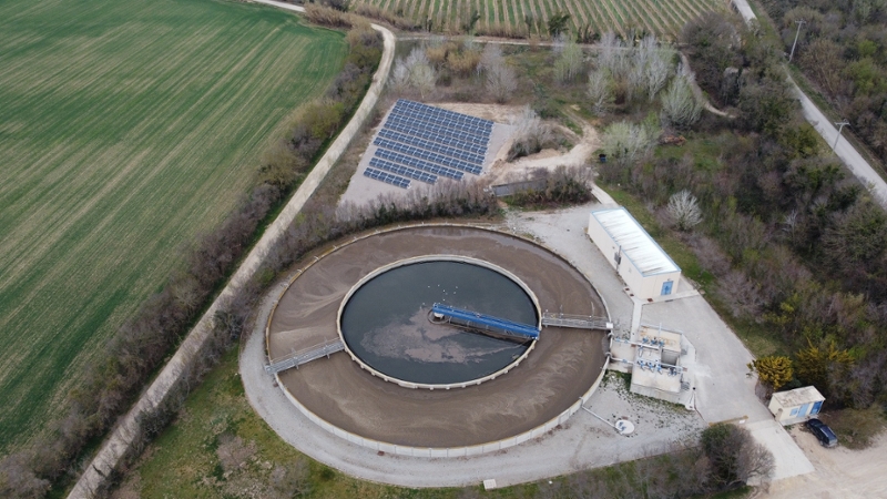 Foto 3: La depuradora de Castelló d'Empúries estrena una planta solar fotovoltaica per millorar l'eficiència i la sostenibili