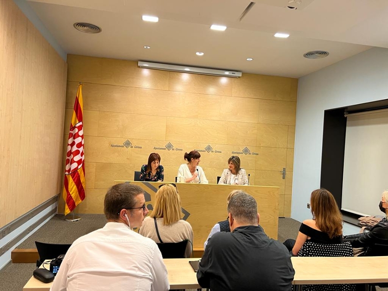 Foto 2: La vicepresidenta quarta, M. Àngels Planas, en la presentació de Girona, Temps de Flors
