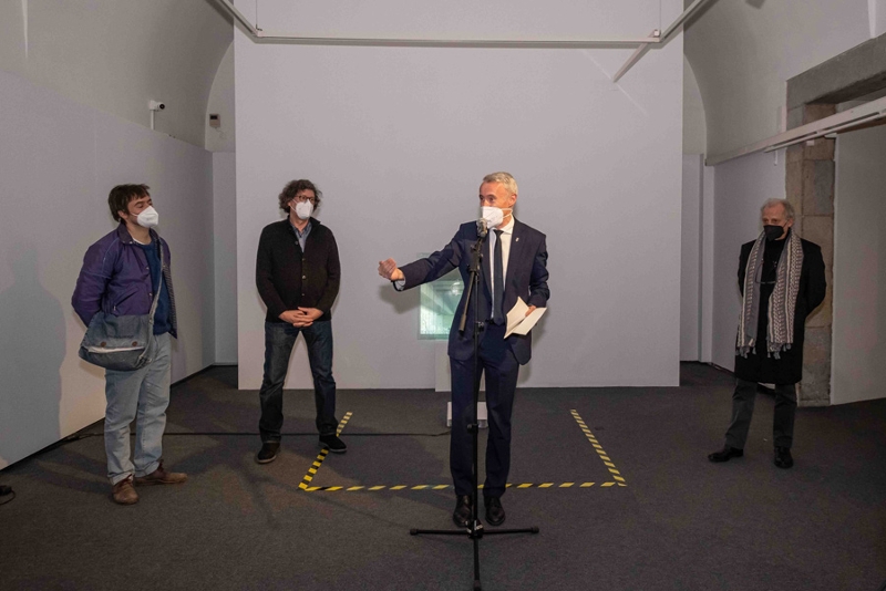 Foto : Albert Piñeira, durant la seva intervenció, amb l'artista Àlex Nogué (dreta) i el director en funcions de la Casa de Cul