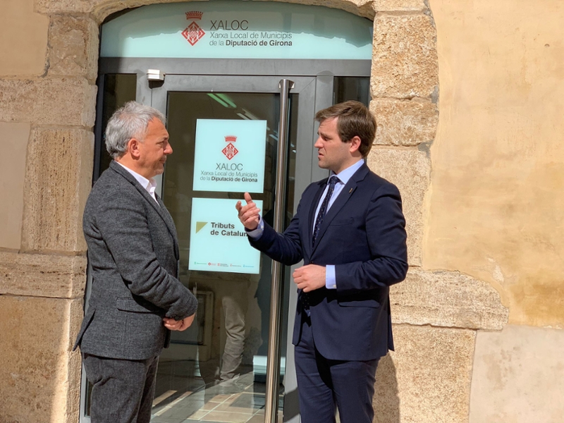 Foto : El diputat Jordi Camps, president delegat de XALOC, visita la nova oficina de l'organisme tributari a Banyoles
