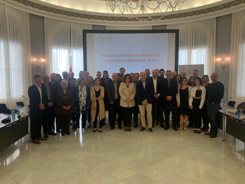 Foto : La vicepresidenta tercera, Maria Puig, i el diputat de Desenvolupament Sostenible, Joan Fàbrega, assisteixen al Ple d