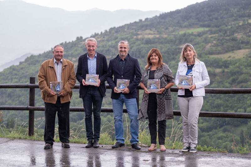 Foto : Esteve Avellanet, Albert Piñeira, Eduard Isern, Núria Boltà i Rosa Maria Gil, després de la presentació del llibre. Foto