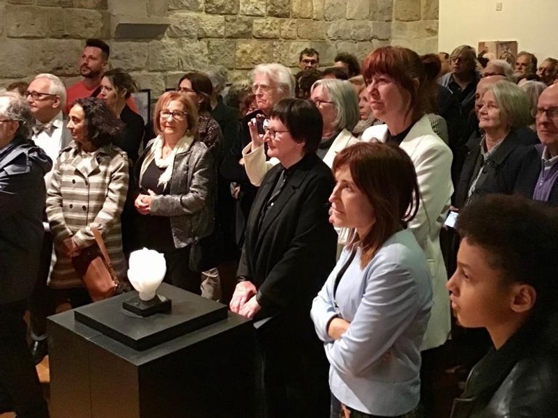 Foto : El món cultural gironí recorda Josep Tarrés amb una instal·lació de Pia Crozet al Palau de Caramany