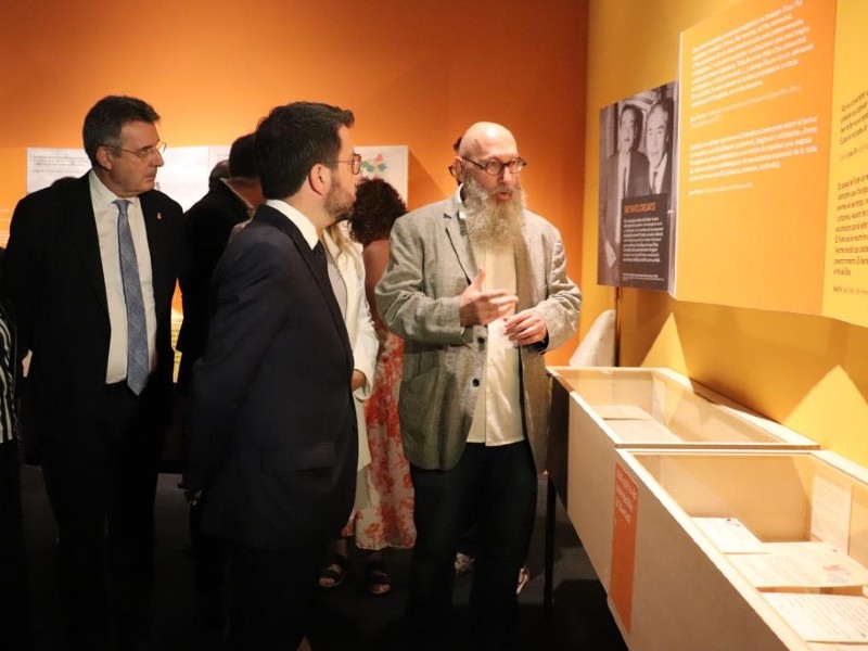 Foto 2: El president, Miquel Noguer, inaugura l'exposició «Joan Fuster-Josep Pla: una conversa infinita» a Barcelona
