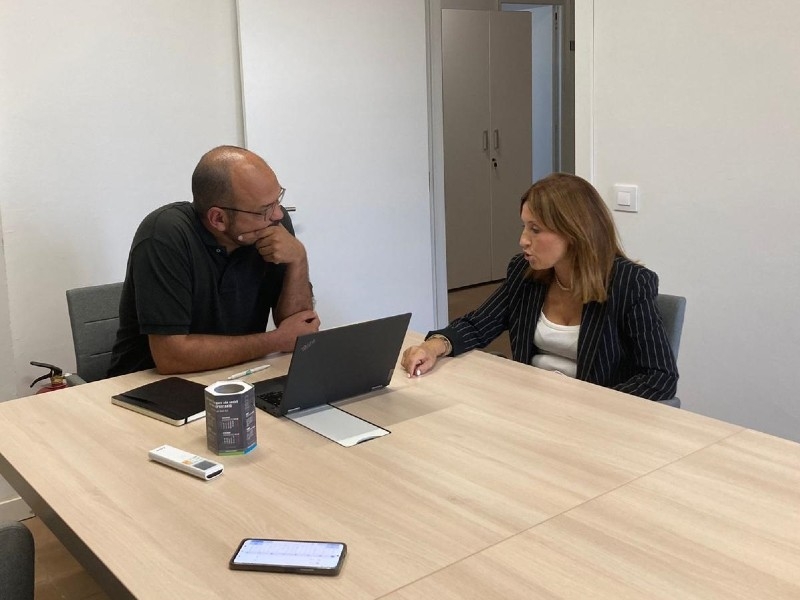 Foto 1: Trobada de la vicepresidenta M. Àngels Planas amb l'alcalde de Quart, Ferran Rodero, per tractar temes dels municipi<
