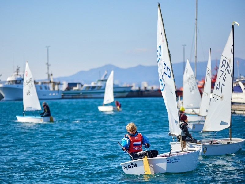 Foto 2: L'elit mundial de la classe Optimist de vela es congrega aquesta setmana a la badia de Palamós
